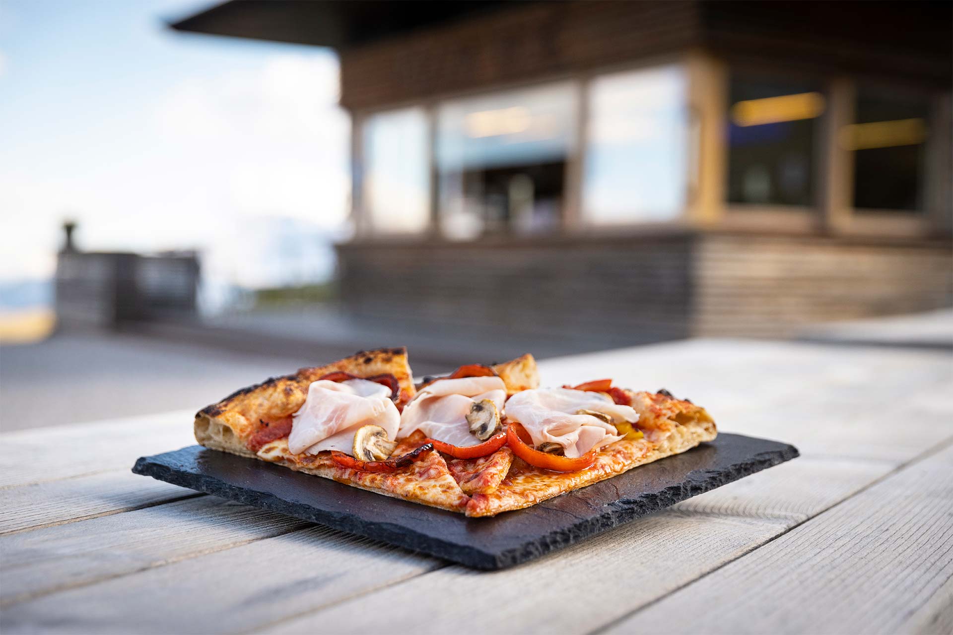 Drei leckere Pizzastücke, die im Selbstbedienungsbereich serviert werden können.